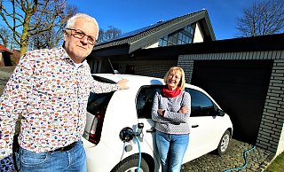 Regina und Heiner Brucksch mit ihrem E-Auto, das mit eigenem Solarstrom geladen wird. Das Delbrücker Paar setzt seit 20 Jahren auf Nachhaltigkeit. - Rajkumar Mukherjee Regina und Heiner Brucksch mit ihrem E-Auto, das mit eigenem Solarstrom geladen wird. Das Delbrücker Paar setzt seit 20 Jahren auf Nachhaltigkeit. - Rajkumar Mukherjee