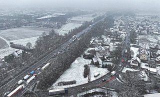 Weil viele Verkehrsteilnehmer wegen des Staus die A30 bei Bruchmühlen verlassen haben, um weiter nach Bünde zu kommen, staute sich auch der Verkehr auf der Osnabrücker Straße. Doch auch dort gab es einen Unfall kurz vor dem Kreisverkehr am Autohof. - Gerald Dunkel Weil viele Verkehrsteilnehmer wegen des Staus die A30 bei Bruchmühlen verlassen haben, um weiter nach Bünde zu kommen, staute sich auch der Verkehr auf der Osnabrücker Straße. Doch auch dort gab es einen Unfall kurz vor dem Kreisverkehr am Autohof. - Gerald Dunkel