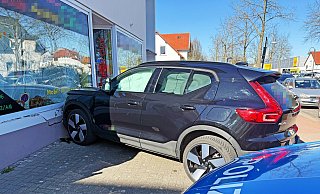 Gas und Bremse verwechselt: Daraufhin landete der Fahrschulwagen samt Fahrschüler und Fahrlehrer in der Fassade der Fahrschule. - Ralph Meyer Gas und Bremse verwechselt: Daraufhin landete der Fahrschulwagen samt Fahrschüler und Fahrlehrer in der Fassade der Fahrschule. - Ralph Meyer