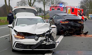 Die Autos werden bei dem Unfall auf der Rietberger Straße (B64) erheblich beschädigt. - Ralph Meyer Die Autos werden bei dem Unfall auf der Rietberger Straße (B64) erheblich beschädigt. - Ralph Meyer