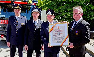 Die Urkunde der Stadt zum Neuhäuser Jubiläum. Darüber freuen sich (v. l.) Ludger Schmidt, Tobias Kohnert, Benjamin Follert und Michael Dreier. - Ralph Meyer Die Urkunde der Stadt zum Neuhäuser Jubiläum. Darüber freuen sich (v. l.) Ludger Schmidt, Tobias Kohnert, Benjamin Follert und Michael Dreier. - Ralph Meyer