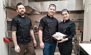 In der kleinen, blitzsauberen Küche präsentieren Inhaber Oleh und Anja Kryvokhyzhenko (Mitte und re) zusammen mit Mitarbeiter Kostja Nechvoloda (li) stolz ihre liebevoll gestalteten Köstlichkeiten. - Gabriele Freimuth In der kleinen, blitzsauberen Küche präsentieren Inhaber Oleh und Anja Kryvokhyzhenko (Mitte und re) zusammen mit Mitarbeiter Kostja Nechvoloda (li) stolz ihre liebevoll gestalteten Köstlichkeiten. - Gabriele Freimuth