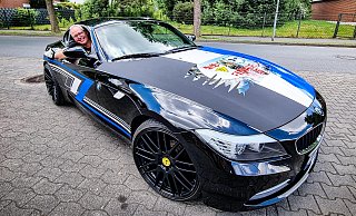 Auffälliger Arminia-Flitzer: Passend zum Einzug von Arminia Bielefeld ins DFB-Pokalfinale hat der Herforder Ralf Dieckmann seinem BMW Z4 eine "Sonderlackierung" verpassen lassen. - Moritz Trinsch Auffälliger Arminia-Flitzer: Passend zum Einzug von Arminia Bielefeld ins DFB-Pokalfinale hat der Herforder Ralf Dieckmann seinem BMW Z4 eine "Sonderlackierung" verpassen lassen. - Moritz Trinsch