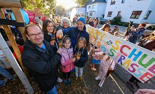 Sebastian Teiting (v. l.), Marina Osterloff, Schulleiterin Ulrike Stukemeier und Tobias Hagenbäumer vom Elternverein "Denkfabrik Megaschön" stoßen zusammen mit Hanna und Tias (beide 9) auf die neue Schulstraße an der Sudbrackschule an. "Happy-Kiez" ist ihre Mission. - Andreas Zobe Sebastian Teiting (v. l.), Marina Osterloff, Schulleiterin Ulrike Stukemeier und Tobias Hagenbäumer vom Elternverein "Denkfabrik Megaschön" stoßen zusammen mit Hanna und Tias (beide 9) auf die neue Schulstraße an der Sudbrackschule an. "Happy-Kiez" ist ihre Mission. - Andreas Zobe