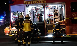 Einsatzkräfte der Feuerwehr Bielefeld sichern die Baustelle nach einem Gasaustritt ab. - Paul Brinkmann Einsatzkräfte der Feuerwehr Bielefeld sichern die Baustelle nach einem Gasaustritt ab. - Paul Brinkmann