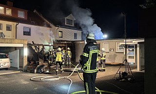Rund 70 Feuerwehrleute sind bei dem Brand in Bielefeld im Einsatz. - Paul Brinkmann Rund 70 Feuerwehrleute sind bei dem Brand in Bielefeld im Einsatz. - Paul Brinkmann