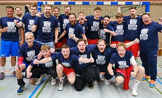 Die Meister der OWL-Liga-Staffel 2 mit Trainer Marco Mellmann (r.). - Andreas Zobe Die Meister der OWL-Liga-Staffel 2 mit Trainer Marco Mellmann (r.). - Andreas Zobe