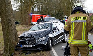 Aus ungeklärter Ursache kam der 48-jährige Fahrer dieses Mercedes C-200 Kombi auf der Neuenheerser Straße in Höhe Schwaney von der Fahrbahn ab. - Ralph Meyer Aus ungeklärter Ursache kam der 48-jährige Fahrer dieses Mercedes C-200 Kombi auf der Neuenheerser Straße in Höhe Schwaney von der Fahrbahn ab. - Ralph Meyer