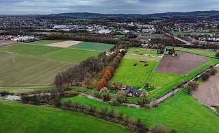 In diesem kurvigen Deichabschnitt am Borrenkamp soll das Topocare-Verfahren eingesetzt werden. Hier kämpfte die Feuerwehr schon beim Hochwasser 2010 um den Hof in der Else-Kurve. Weiter hinten die Trinkwassergewinnungsanlage der EWB. Die zweite Stelle befindet sich am Darmühlenbach nahe der Osnabrücker Straße. - Gerald Dunkel In diesem kurvigen Deichabschnitt am Borrenkamp soll das Topocare-Verfahren eingesetzt werden. Hier kämpfte die Feuerwehr schon beim Hochwasser 2010 um den Hof in der Else-Kurve. Weiter hinten die Trinkwassergewinnungsanlage der EWB. Die zweite Stelle befindet sich am Darmühlenbach nahe der Osnabrücker Straße. - Gerald Dunkel