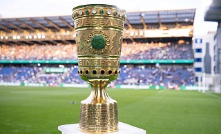 Der DFB-Pokal ist für die 32 noch im Wettbewerb verbliebenen Klubs das Objekt der Begierde. - Teresa. Kroeger Der DFB-Pokal ist für die 32 noch im Wettbewerb verbliebenen Klubs das Objekt der Begierde. - Teresa. Kroeger