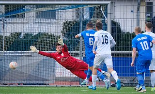 Brakes Norick Epke (Nr. 6) erzielt hier das 1:0 für seinen TuS. Jöllenbecks Keeper Moritz Vogt streckt sich vergeblich. - Andreas Zobe Brakes Norick Epke (Nr. 6) erzielt hier das 1:0 für seinen TuS. Jöllenbecks Keeper Moritz Vogt streckt sich vergeblich. - Andreas Zobe