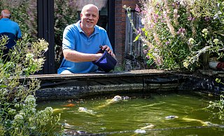 Entspannte Freizeitbeschäftigung: Marco Asbrock (57, Freie Wähler) hat in seinem Naturgarten auch einen kleinen Teich, in dem er Kois hält. - Moritz Trinsch Entspannte Freizeitbeschäftigung: Marco Asbrock (57, Freie Wähler) hat in seinem Naturgarten auch einen kleinen Teich, in dem er Kois hält. - Moritz Trinsch