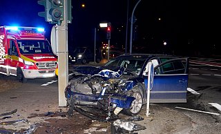Beim Zusammenstoß von drei Personenwagen auf der Bahnhofstraße in Höhe der Einmündung Heinz-Nixdorf-Ring wurden am Donnerstagabend insgesamt fünf Menschen verletzt. - Ralph Meyer Beim Zusammenstoß von drei Personenwagen auf der Bahnhofstraße in Höhe der Einmündung Heinz-Nixdorf-Ring wurden am Donnerstagabend insgesamt fünf Menschen verletzt. - Ralph Meyer