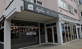 Über dem Eingang gibt’s den neuen Restaurant-Namen: Agohan. Ein kleines Banner weist auf die Eröffnung hin. - Simone Flörke Über dem Eingang gibt’s den neuen Restaurant-Namen: Agohan. Ein kleines Banner weist auf die Eröffnung hin. - Simone Flörke