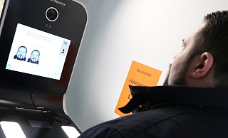 Ein Mann macht am Automaten im Einwohner- und Standesamt Passfotos. | Symbolbild - Holger Kosbab Ein Mann macht am Automaten im Einwohner- und Standesamt Passfotos. | Symbolbild - Holger Kosbab