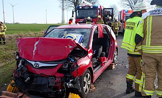Bei einem Auffahrunfall auf der Bundesstraße 64 bei Altenbeken wurde am Donnerstagmorgen eine Autofahrerin aus dem Kreis Höxter schwer verletzt. - Ralph Meyer Bei einem Auffahrunfall auf der Bundesstraße 64 bei Altenbeken wurde am Donnerstagmorgen eine Autofahrerin aus dem Kreis Höxter schwer verletzt. - Ralph Meyer