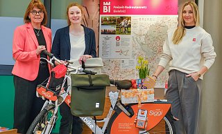 Gabi Lamm (v.l.), Jill Turner und Maya Regtmeier zeigen ein "Siggi-Rad" von Mobiel, den neuen Bielefeld-Rucksack und stellen das Programm vor. - Andreas Zobe Gabi Lamm (v.l.), Jill Turner und Maya Regtmeier zeigen ein "Siggi-Rad" von Mobiel, den neuen Bielefeld-Rucksack und stellen das Programm vor. - Andreas Zobe
