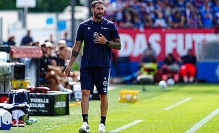 Arminia-Trainer Mitch Kniat coachte seine Mannschaft im Holstein-Stadion gewohnt aktiv. - IMAGO/Eibner Arminia-Trainer Mitch Kniat coachte seine Mannschaft im Holstein-Stadion gewohnt aktiv. - IMAGO/Eibner
