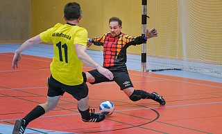 Im Spiel der Ü32 behielt Jens Horstmann im Tor des TuS Dornberg eine weiße Weste im bunten Trikot aus den Neunzigern. - Andreas Zobe Im Spiel der Ü32 behielt Jens Horstmann im Tor des TuS Dornberg eine weiße Weste im bunten Trikot aus den Neunzigern. - Andreas Zobe