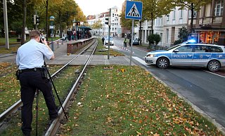 Die Bielefelder Polizei nimmt Spuren nach dem Vorfall an der Haltestelle Landgericht auf. - Symbolfoto: Jens Reichenbach Die Bielefelder Polizei nimmt Spuren nach dem Vorfall an der Haltestelle Landgericht auf. - Symbolfoto: Jens Reichenbach