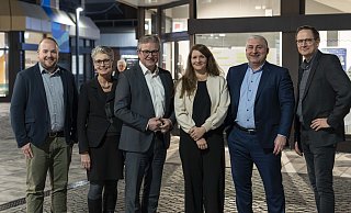 Über den Start des neu gebildeten Teams für das Citymanagement freuen sich (v.l.) Felix Leifeld (Stadtplanungsamt), Technische Beigeordnete Claudia Warnecke, Bürgermeister Michael Dreier, die neue Citymanagerin Lena Schräder, WFG-Geschäftsführer Marco Trienes, und Jens Reinhardt (Amtsleitung Stadtmarketing). - WFG/Tobias Vorwerk Über den Start des neu gebildeten Teams für das Citymanagement freuen sich (v.l.) Felix Leifeld (Stadtplanungsamt), Technische Beigeordnete Claudia Warnecke, Bürgermeister Michael Dreier, die neue Citymanagerin Lena Schräder, WFG-Geschäftsführer Marco Trienes, und Jens Reinhardt (Amtsleitung Stadtmarketing). - WFG/Tobias Vorwerk