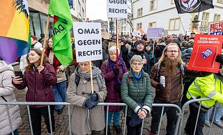 Hunderte Menschen haben am Samstagvormittag, 8. Februar, gegen eine AfD-Wahlkampfveranstaltung in der Paderborner City demonstriert. - Niklas Tüns Hunderte Menschen haben am Samstagvormittag, 8. Februar, gegen eine AfD-Wahlkampfveranstaltung in der Paderborner City demonstriert. - Niklas Tüns