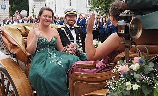 Mit einem strahlenden Lächeln zogen Königin Patricia Schäfers und König Sven Hülsmann mit der Kutsche in den Schlosshof ein. - Josef Köhne Mit einem strahlenden Lächeln zogen Königin Patricia Schäfers und König Sven Hülsmann mit der Kutsche in den Schlosshof ein. - Josef Köhne