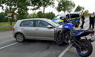 Durch den Zusammenstoß blieb das Motorrad im Radkasten des VW Golf stecken. - Ralph Meyer Durch den Zusammenstoß blieb das Motorrad im Radkasten des VW Golf stecken. - Ralph Meyer