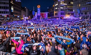 Ob Public Viewing auf dem Jahnplatz, daheim vor dem Fernseher oder live im Stadion: Der Standort der Teilnehmer war für die Studie egal. Hauptsache: Fan von Arminia Bielefeld. - Sarah Jonek Ob Public Viewing auf dem Jahnplatz, daheim vor dem Fernseher oder live im Stadion: Der Standort der Teilnehmer war für die Studie egal. Hauptsache: Fan von Arminia Bielefeld. - Sarah Jonek