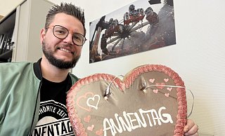 Mit Herz für den Annentag: Marktmeister Benedikt Gönnewicht hat in seinem Büro ein Foto des Fahrgeschäfts "Transformer" aufgehängt. - Ralf T. Mischer Mit Herz für den Annentag: Marktmeister Benedikt Gönnewicht hat in seinem Büro ein Foto des Fahrgeschäfts "Transformer" aufgehängt. - Ralf T. Mischer