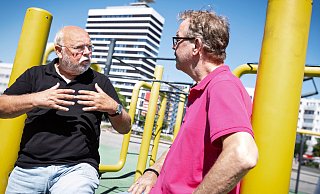 Ex-Unternehmer Peter Albrecht (l.) debattiert im Sommergespräch mit NW-Redakteuer Stefan Brams auch über die Sicherheit in Bielefeld. - Barbara Franke Ex-Unternehmer Peter Albrecht (l.) debattiert im Sommergespräch mit NW-Redakteuer Stefan Brams auch über die Sicherheit in Bielefeld. - Barbara Franke