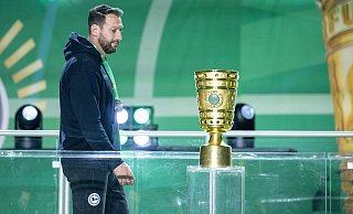 Arminia-Trainer Mitch Kniat wirft im Vorbeigehen einen enttäuschten Blick in Richtung Pokal. - Teresa Kroeger/RHR-FOTO Arminia-Trainer Mitch Kniat wirft im Vorbeigehen einen enttäuschten Blick in Richtung Pokal. - Teresa Kroeger/RHR-FOTO