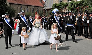 Ehrung für das junge Königspaar: Zoe Krug und Tobias Müller zogen beim Festzug in Nörde alle Blicke auf sich. - Simone Flörke Ehrung für das junge Königspaar: Zoe Krug und Tobias Müller zogen beim Festzug in Nörde alle Blicke auf sich. - Simone Flörke