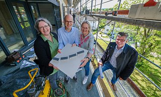 So soll's werden: Beatrix Issinger, Jörg Kuhlmann und Ute Soldan vom Bielefelder Wohnungsverein und Architekt Matthias Gieselmann-Wöller (v. l.) mit einem Modell auf der Baustelle am Hägerweg. - Andreas Zobe So soll's werden: Beatrix Issinger, Jörg Kuhlmann und Ute Soldan vom Bielefelder Wohnungsverein und Architekt Matthias Gieselmann-Wöller (v. l.) mit einem Modell auf der Baustelle am Hägerweg. - Andreas Zobe