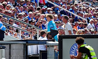 Arminia-Schlussmann Jonas Kersken hat nach dem Platzverweis den Rasen des Kieler Holstein-Stadions verlassen. - IMAGO/Eibner Arminia-Schlussmann Jonas Kersken hat nach dem Platzverweis den Rasen des Kieler Holstein-Stadions verlassen. - IMAGO/Eibner