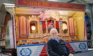 Jubilar Walter Schneider vor der Konzertorgel, die sein Großvater 1914 angeschafft hat. - Andreas Zobe Jubilar Walter Schneider vor der Konzertorgel, die sein Großvater 1914 angeschafft hat. - Andreas Zobe