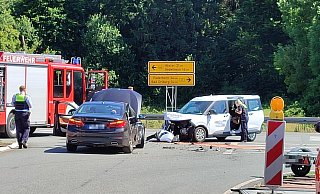 Zwei Fahrzeuge sind auf der Bundesstraße 64 an der Abfahrt zur B252 zusammengestoßen. - Moritz Räker Zwei Fahrzeuge sind auf der Bundesstraße 64 an der Abfahrt zur B252 zusammengestoßen. - Moritz Räker