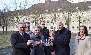 Die Bima überreichte der Stadt Paderborn den Schlüssel zum Zukunftsquartier. Bei der Übergabe dabei waren Bürgermeister Michael Dreier (v.l.), Kämmerer Markus Tempelmann, Technische Beigeordnete Claudia Warnecke, Leiter des Stadtplanungsamtes Thomas Jürgenschellert, Bima-Abteilungsleitern Silvia Auffahrt, Bima-Hauptstellenleiter Verkauf NRW Jochen Altrogge und die Leiterin des Amtes für Liegenschaften und Wohnungswesen Meike Kemper. - Felix Schwien Die Bima überreichte der Stadt Paderborn den Schlüssel zum Zukunftsquartier. Bei der Übergabe dabei waren Bürgermeister Michael Dreier (v.l.), Kämmerer Markus Tempelmann, Technische Beigeordnete Claudia Warnecke, Leiter des Stadtplanungsamtes Thomas Jürgenschellert, Bima-Abteilungsleitern Silvia Auffahrt, Bima-Hauptstellenleiter Verkauf NRW Jochen Altrogge und die Leiterin des Amtes für Liegenschaften und Wohnungswesen Meike Kemper. - Felix Schwien