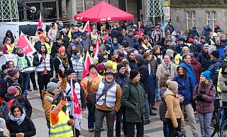 Vor dem Bielefelder Rathaus versammelten sich die Streikenden von Verdi, um ihren Forderungen Nachdruck zu verleihen. - Andreas Zobe Vor dem Bielefelder Rathaus versammelten sich die Streikenden von Verdi, um ihren Forderungen Nachdruck zu verleihen. - Andreas Zobe