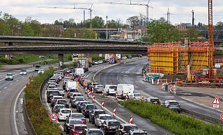 Auf den Autobahnen in NRW staut es sich immer wieder, weil Teilstücke saniert werden müssen. Aber auch viele Brücken und Brückenteile sind sanierungsbedürftig. - picture alliance / Rupert Oberhäuser Auf den Autobahnen in NRW staut es sich immer wieder, weil Teilstücke saniert werden müssen. Aber auch viele Brücken und Brückenteile sind sanierungsbedürftig. - picture alliance / Rupert Oberhäuser