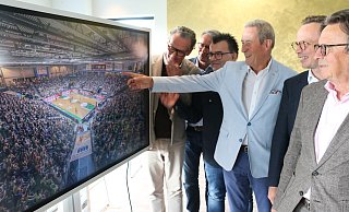 Uwe Diedam (Forum Paderborner Spitzensport, v.l.), Bernd Schäfers-Maiwald (Paderborn überzeugt), Martin Hornberger (Forum Spitzensport), Otto Drosihn (Paderborn überzeugt) und die Planer Gerrit und Claus Binz vom Institut für Sportberatung, können sich gleichermaßen Szenen auf dem Bildschirm aus Trier auch in Paderborn vorstellen. - Marc Schröder Uwe Diedam (Forum Paderborner Spitzensport, v.l.), Bernd Schäfers-Maiwald (Paderborn überzeugt), Martin Hornberger (Forum Spitzensport), Otto Drosihn (Paderborn überzeugt) und die Planer Gerrit und Claus Binz vom Institut für Sportberatung, können sich gleichermaßen Szenen auf dem Bildschirm aus Trier auch in Paderborn vorstellen. - Marc Schröder
