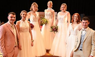 Die Models präsentieren während der Modenschau die neusten Trends der Hochzeitsmode. - Simone Kube Die Models präsentieren während der Modenschau die neusten Trends der Hochzeitsmode. - Simone Kube