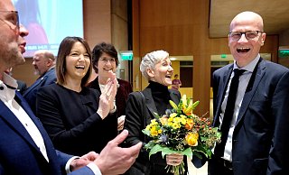 CDU-Politiker Ralph Brinkhaus (r.) und seine Frau Elke Tombach (zweite von rechts) sind im Gütersloher Kreishaus mit Applaus empfangen worden. - Andreas Frücht CDU-Politiker Ralph Brinkhaus (r.) und seine Frau Elke Tombach (zweite von rechts) sind im Gütersloher Kreishaus mit Applaus empfangen worden. - Andreas Frücht