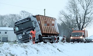 Mehrere Lastwagen haben sich im Schnee im Kreis Höxter (wie hier in Nieheim) festgefahren. - David Schellenberg Mehrere Lastwagen haben sich im Schnee im Kreis Höxter (wie hier in Nieheim) festgefahren. - David Schellenberg