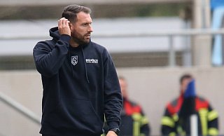 Arminia-Trainer Mitch Kniat war mit dem Spiel seines Teams "nicht ganz zufrieden". - IMAGO/Jan Huebner Arminia-Trainer Mitch Kniat war mit dem Spiel seines Teams "nicht ganz zufrieden". - IMAGO/Jan Huebner