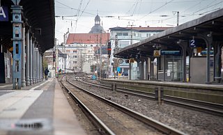Eine der Taten, die dem Mann vorgeworfen werden, spielte sich am Paderborner Hauptbahnhof ab. - Niklas Tüns (Symbolfoto) Eine der Taten, die dem Mann vorgeworfen werden, spielte sich am Paderborner Hauptbahnhof ab. - Niklas Tüns (Symbolfoto)