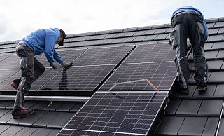 Handwerker montieren Fotovoltaikmodule auf dem Dach eines Wohnhauses. Bei neuen Anlagen gibt es ab Februar 2025 eine wichtige Änderung. - picture alliance/dpa Handwerker montieren Fotovoltaikmodule auf dem Dach eines Wohnhauses. Bei neuen Anlagen gibt es ab Februar 2025 eine wichtige Änderung. - picture alliance/dpa