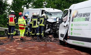 Bei einem Frontalzusammenstoß von zwei Transportern auf der L776 in Höhe Salzkotten sind am frühen Freitagmorgenalle drei Insassen verletzt worden, einer von ihnen lebensgefährlich. - Ralph Meyer Bei einem Frontalzusammenstoß von zwei Transportern auf der L776 in Höhe Salzkotten sind am frühen Freitagmorgenalle drei Insassen verletzt worden, einer von ihnen lebensgefährlich. - Ralph Meyer