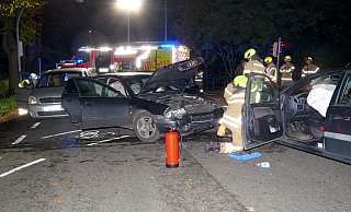 Drei Personenwagen kollidierten am späten Samstagabend auf der Nordstraße im Bereich der Bahnbrücke im Zuge des Dr.-Rörig-Damms. - Ralph Meyer Drei Personenwagen kollidierten am späten Samstagabend auf der Nordstraße im Bereich der Bahnbrücke im Zuge des Dr.-Rörig-Damms. - Ralph Meyer