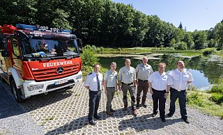 Tobias Starke (v.l., Bevölkerungsschutz Kreis Paderborn), Matthias Berndt, Christoph Wiegand, Helmut Birkenfeld (alle Regionalforstamt Hochstift), Stefan Nostitz (Kreisbrandmeister im Kreis Höxter) und Daniel Wulf (Leitstelle Höxter) stehen am Löschteich "Bodental" bei Altenbeken. - Niklas Tüns Tobias Starke (v.l., Bevölkerungsschutz Kreis Paderborn), Matthias Berndt, Christoph Wiegand, Helmut Birkenfeld (alle Regionalforstamt Hochstift), Stefan Nostitz (Kreisbrandmeister im Kreis Höxter) und Daniel Wulf (Leitstelle Höxter) stehen am Löschteich "Bodental" bei Altenbeken. - Niklas Tüns